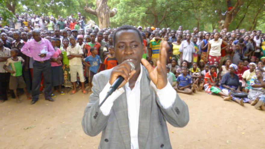 Ward councilor candidate speaks to citizens about his platform ahead of local elections in Malawi.