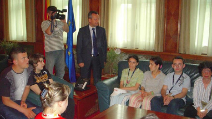 Poraka members visit Assembly Speaker Trajko Veljanoski to urge ratification of the U.N. Convention.